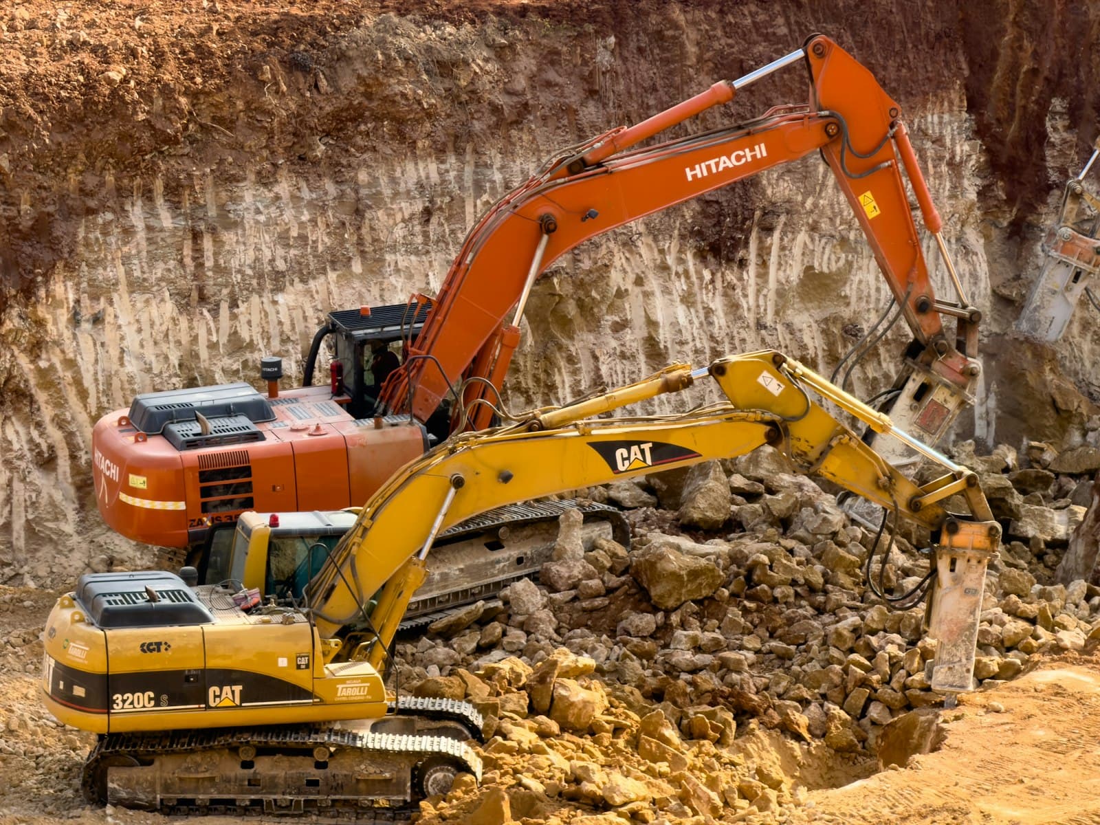 Grävmaskiner i en grundgrop