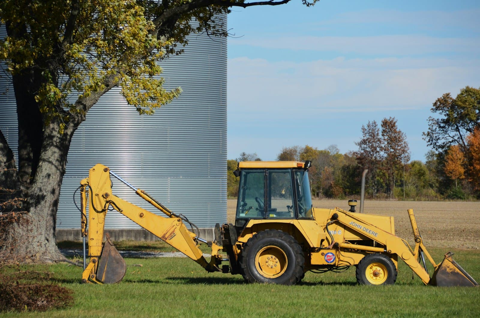 Traktorgrävare på landsbygd